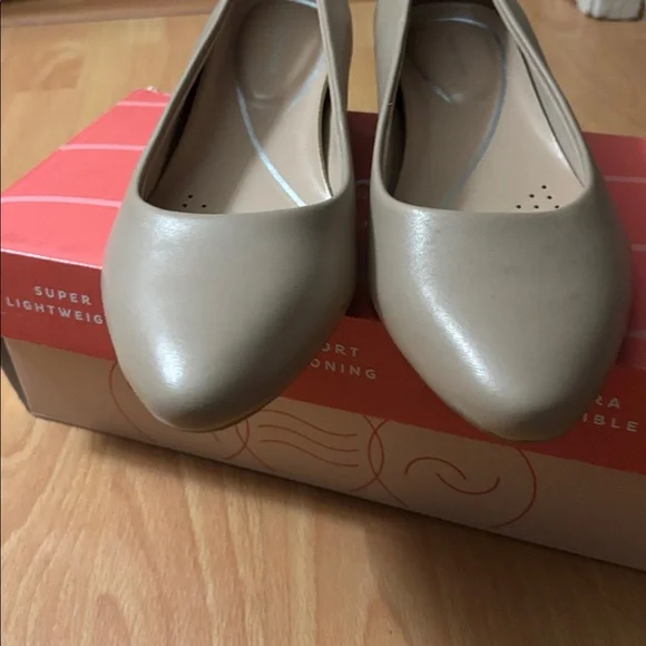 Easy Spirit Women's Beige Flats - Picture 3 of 11